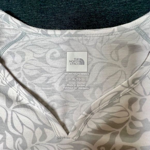 The North Face Fitted Tee White Floral T Shirt Short Sleeve V Neck Sz XL - Picture 2 of 12